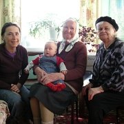 IMGP3200   Jest też okazja do odwiedzin rodziny. Na zdjęciu obok Zosi, Antosia siostra Zbyszka dziadka i Zbyszka mama.