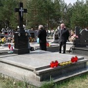 IMGP3204   Prowady, czyli Niedziela Przewodnia to odpowiednik prawosławnego święta zmarłych. Dziadkowie Zbyszka mieszkali pod Narewką na terenie, gdzie przeważa prawosławie. Dlatego staramy się jeździć na grób, co roku w tydzień po prawosławnej Wielkanocy.
