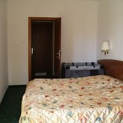 IMGP3527   W lipcu na Zgorzelisku jeszcze nie ma sezonu. Jest taniej i szarpnęliśmy się na apartament. Kiedyś na tym łóżku wysypiali się partyjni prominenci.