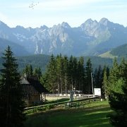 IMGP3592   Z ośrodka wybudowanego za komuny w Tatrzańskim Parku Narodowym widać piękną panoramę Tatr. To oczywiście widok z naszego okna.