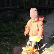 IMGP7200   Po jedzeniu człowiek ma siłę, żeby sprawdzić ciężki sprzęt budowlany.