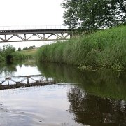 IMGP7430   Na zakończenie pobytu gospodarz zorganizował nam spływ kajakowy. Rzeką Narewką przepłynęliśmy pod 4 mostami.