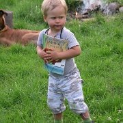 IMGP7507   Antoś bardzo się bał, że tata-sarata użyje którejś z jego książeczek na podpałkę.