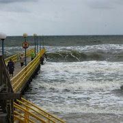 IMG 0332  Przy piwku najlepiej było zgadywać, kogo na molo zaleje najbliższa fala.