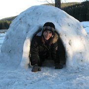 IMG 0992  Mamusia kochana pierwsza odważyła się wejść do grożącego zawaleniem igloo.