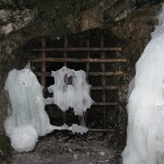 IMG 1108  Wejścia do jaskiń broniły nie tylko ludzką ręko zainstalowane kraty, ale i sama przyroda.