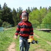IMG 1346  Nie samym lasem człowiek żyje. Nowy traktor najlepiej wypróbować na szerokiej grobli.