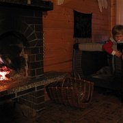 IMG 1624  i tata-sarata odda się swoim ulubionym zajęciom: paleniem w kominku i piciem czerwonego winka. A biednemu Antosiowi każą spać!!!