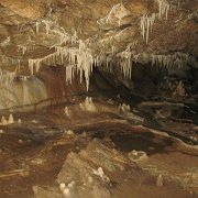 IMG 2347   Tutaj stalaktyty usiłują połaczyć się ze stalagnitami.