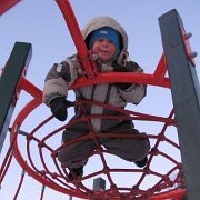 IMG 3189   Po południu zwykle Antek ćwiczył wspinaczkę na miejscowym placu zabaw.