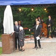 IMG 7175  Prezydent z Danusią Szaflarską ciągnęli, ciągnęli, lecz płachty nie zdołali ściągnąć.