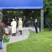 IMG 7192  Pod odsłoniętym monumentem kwiaty składały oficjalne delegacje.