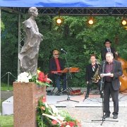 IMG 7234  W imieniu Komitetu Obrony Robotników Seweryn Blumsztajn wyraził radość, że wreszcie powstał pierwszy pomik członka KORu.
