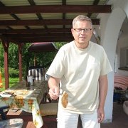 IMG 9352  Tata sarata uważa, że w kuchni umie zrobić dwie rzeczy - ugotować wodę na herbatę i grillować. No tak, jak nie spali to ostatecznie da się przeżuć.