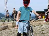 20240822 130402 --> Wycieczka na Górę Żar. Antek przed zjazdem.